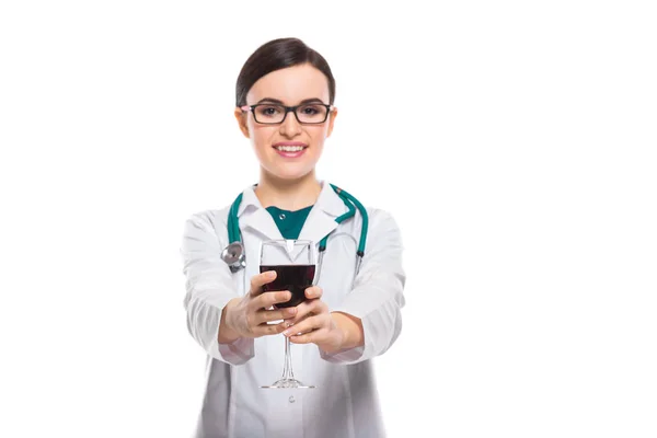 Kırmızı Şarap Tutarak Kameraya Gülümseyen Stetoskop Ile Genç Kadın Doktor — Stok fotoğraf