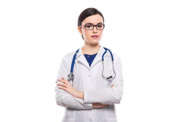 Giovane Medico Donna Con Stetoscopio Piedi Con Braccia Incrociate Guardando — Foto Stock