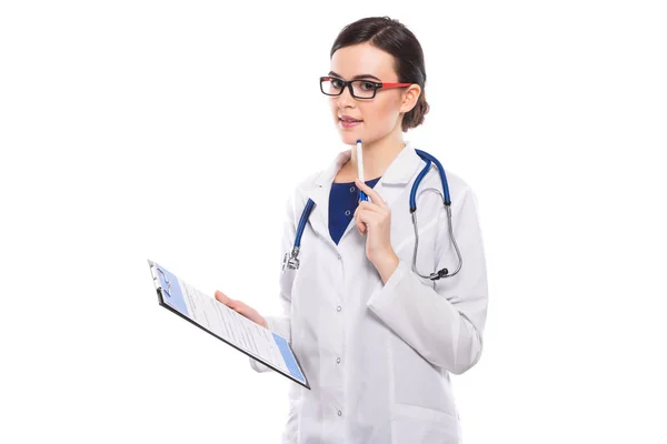 Jovem Médica Segurando Prancheta Caneta Isolada Fundo Branco — Fotografia de Stock