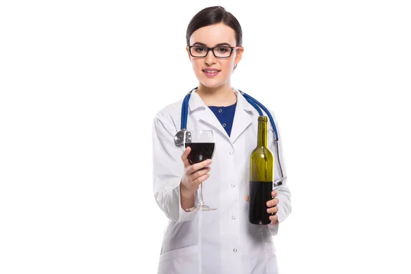 Νεαρή Γυναίκα Γιατρός Στηθοσκόπιο Κρατώντας Μπουκάλι Και Ποτήρι Κόκκινο Κρασί — Φωτογραφία Αρχείου