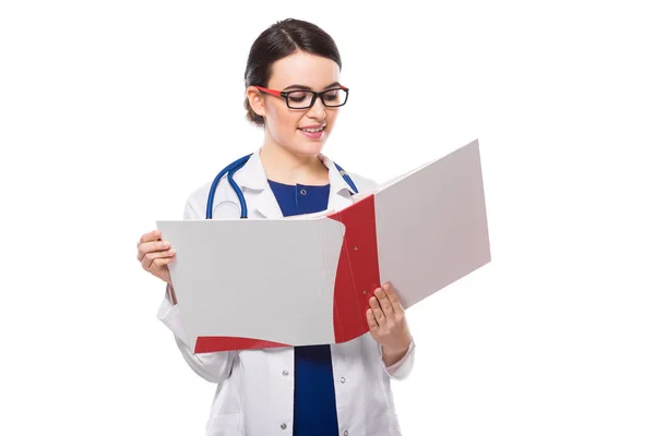 Jovem Médica Examinando Documentos Isolados Fundo Branco — Fotografia de Stock
