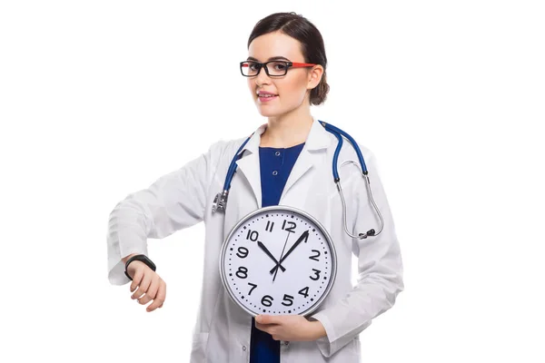 Jeune Femme Médecin Tenant Horloge Isolé Sur Fond Blanc — Photo