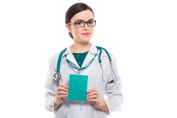 Giovane Medico Femminile Con Stetoscopio Che Mostra Distintivo Bianco — Foto Stock