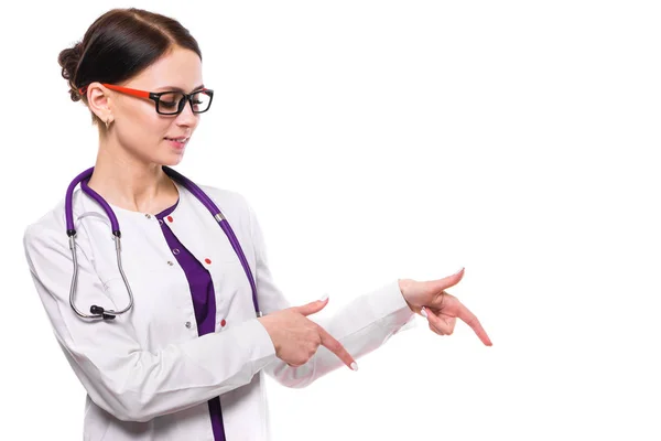 Młoda Lekarka Stetoskop Wskazując Jej Palcami — Zdjęcie stockowe