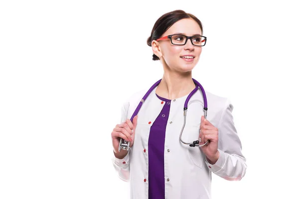 年轻女医生用听诊器看距离和微笑 — 图库照片