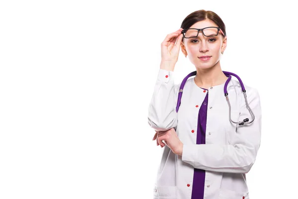 Νεαρή Γυναίκα Γιατρό Προσαρμογή Της Γυαλιά Που Απομονώνονται Λευκό Φόντο — Φωτογραφία Αρχείου
