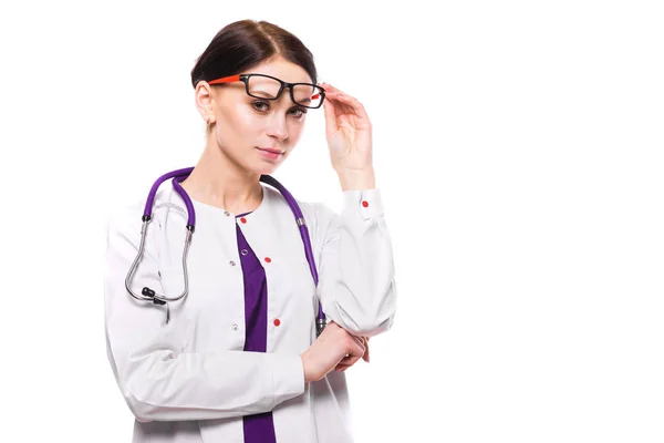 Jovem Médica Ajustando Seus Óculos Isolados Fundo Branco — Fotografia de Stock