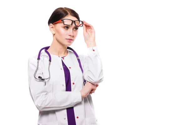 Jovem Médica Ajustando Seus Óculos Isolados Fundo Branco — Fotografia de Stock