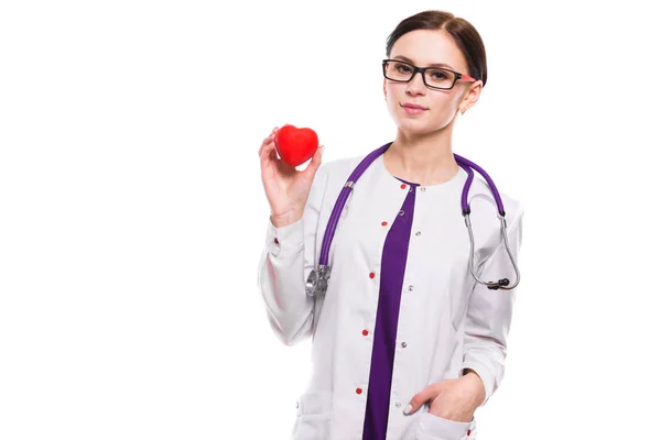 年轻女医生手持玩具心脏隔离白色 — 图库照片