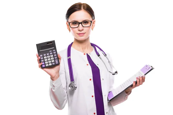 Junge Ärztin Zeigt Taschenrechner Isoliert Auf Weißem Hintergrund — Stockfoto