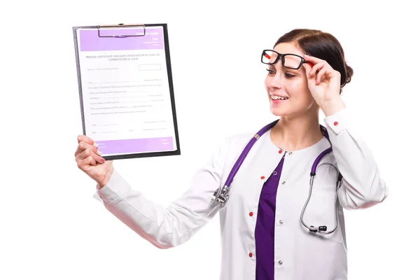 Jovem Médica Mostrando Prancheta Com Formulário Documento Branco — Fotografia de Stock