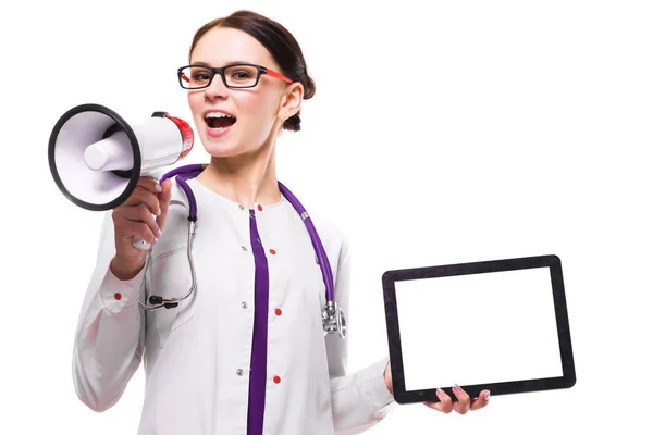Νεαρή Γυναίκα Γιατρό Που Κατέχουν Ψηφιακό Tablet Και Μεγάφωνο — Φωτογραφία Αρχείου