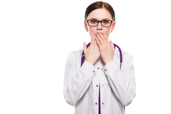 Junge Ärztin Bedeckt Ihren Mund Mit Händen — Stockfoto