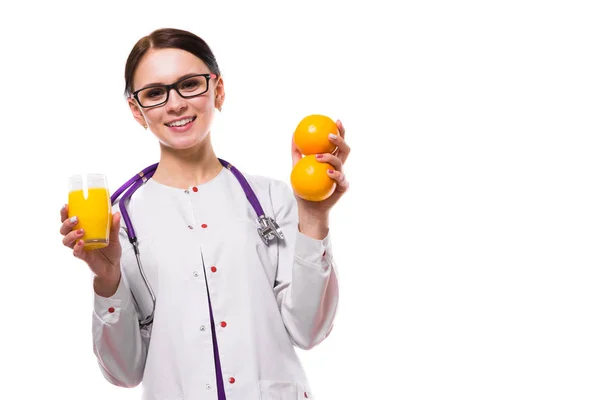 Νεαρή Γυναίκα Γιατρός Χυμό Πορτοκάλι Που Απομονώνονται Λευκό Φόντο — Φωτογραφία Αρχείου