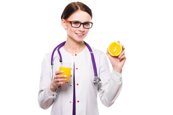 Νεαρή Γυναίκα Γιατρός Χυμό Πορτοκάλι Που Απομονώνονται Λευκό Φόντο — Φωτογραφία Αρχείου