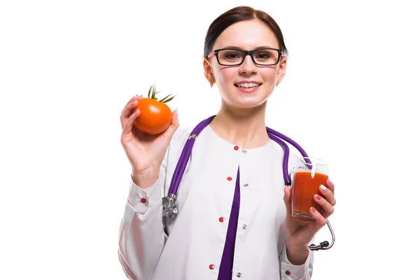 Giovane Medico Femminile Con Succo Pomodoro Sfondo Bianco — Foto Stock