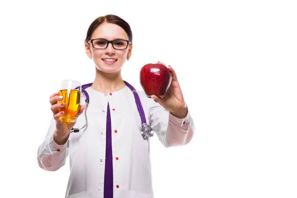 Νεαρή Γυναίκα Γιατρός Χυμό Μήλου Που Απομονώνονται Λευκό Φόντο — Φωτογραφία Αρχείου
