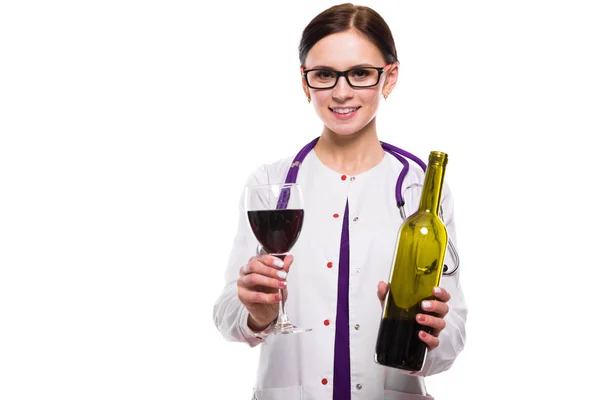Νεαρή Γυναίκα Γιατρός Στηθοσκόπιο Κρατώντας Μπουκάλι Και Ποτήρι Κόκκινο Κρασί — Φωτογραφία Αρχείου