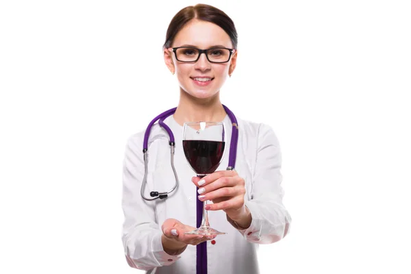 Νεαρή Γυναίκα Γιατρός Στηθοσκόπιο Κρατώντας Ποτήρι Κόκκινο Κρασί Και Χαμογελά — Φωτογραφία Αρχείου