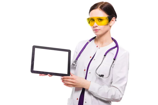 Junge Ärztin Mit Schutzbrille Und Digitalem Tablet — Stockfoto