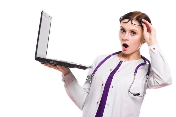 Jovem Médica Com Laptop Isolado Branco — Fotografia de Stock