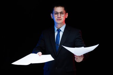 Belgeler ile şık elbiseli genç yakışıklı işadamı 