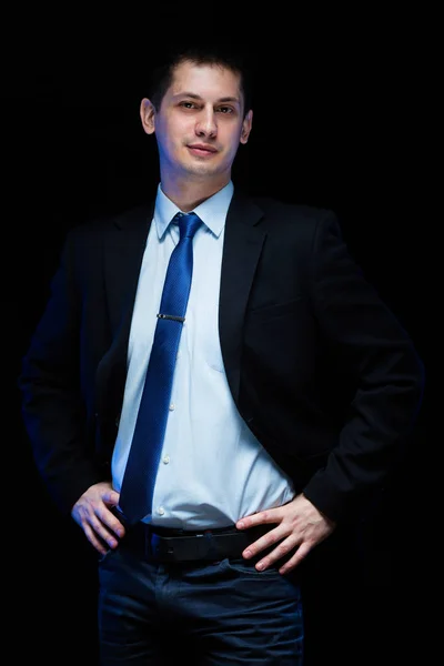 Karanlık Studio Arka Plan Karşı Şık Elbiseli Genç Yakışıklı Adam — Stok fotoğraf