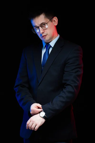 Junger Gutaussehender Mann Schicken Anzug Und Brille Auf Schwarzem Hintergrund — Stockfoto