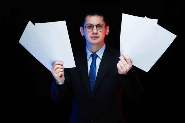 Jovem Empresário Bonito Terno Elegante Com Documentos — Fotografia de Stock