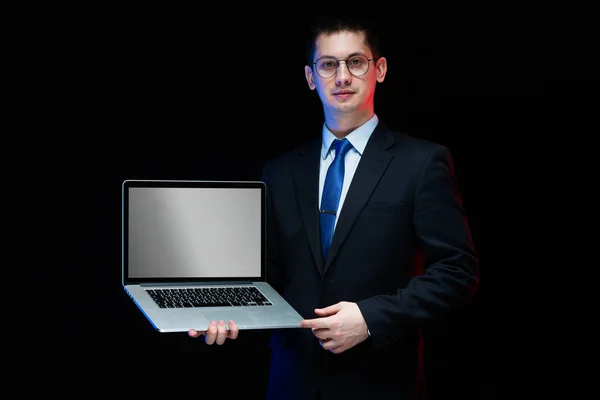 Jovem Homem Bonito Terno Elegante Segurando Laptop Com Tela Branco — Fotografia de Stock