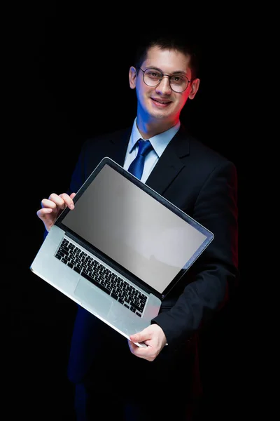 Όμορφος Νεαρός Κομψό Κοστούμι Κρατώντας Laptop Την Κενή Οθόνη — Φωτογραφία Αρχείου