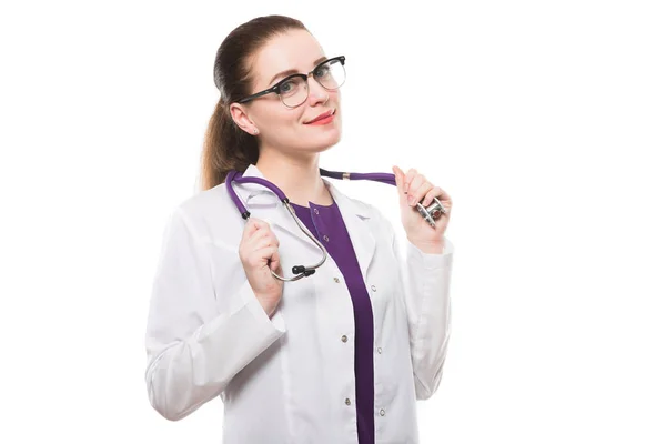 Junge Ärztin Mit Stethoskop Lächelt Kamera Isoliert Auf Weißem Hintergrund — Stockfoto