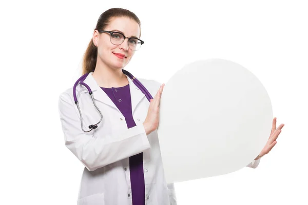 Jovem Médico Segurando Cartão Branco Forma Ponteiro Mapa — Fotografia de Stock