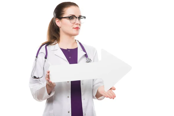 Giovane Medico Femminile Con Freccia Carta Mano — Foto Stock