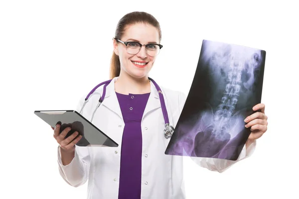 Junge Ärztin Hält Röntgenbild Und Digitales Tablet Der Hand — Stockfoto