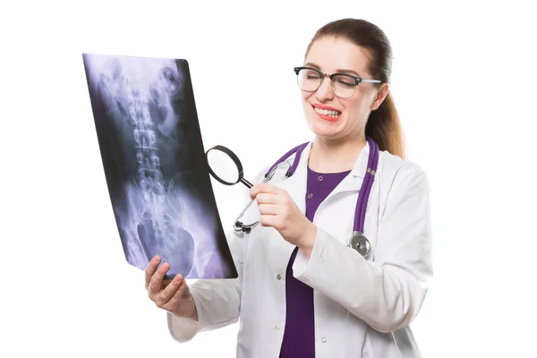 Unglückliche Junge Ärztin Mit Röntgenbild Und Lupe — Stockfoto