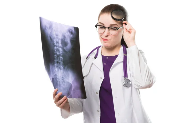 Puzzled Young Female Doctor Holding Ray Magnifying Glass — Stock Photo, Image