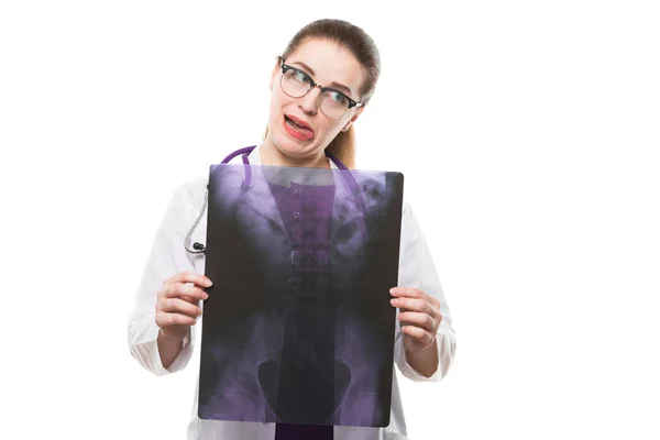 Junge Ärztin Hält Röntgenbild Und Macht Lustiges Gesicht — Stockfoto