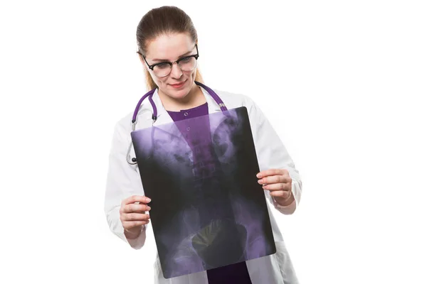 Genç Kadın Doktor Röntgen Beyaz Zemin Üzerine Izole Incelenmesi — Stok fotoğraf