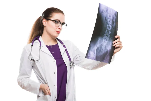 Junge Ärztin Untersucht Röntgenbild Isoliert Auf Weißem Hintergrund — Stockfoto