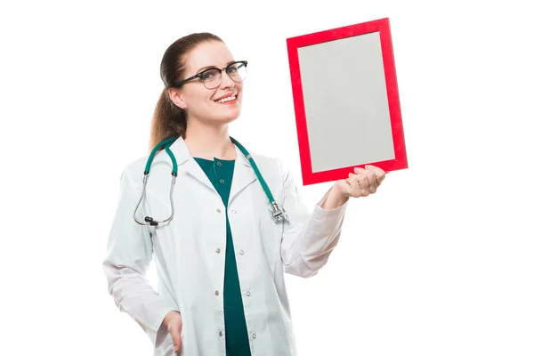 年轻女医生手持空白框 — 图库照片