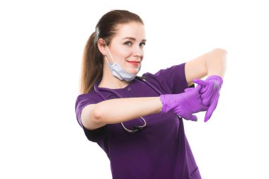 Genç kadın doktor beyaz izole kollarını germe 