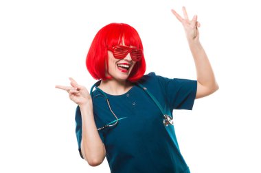 Genç kadın doktor zafer jest gösterilen kırmızı peruk içinde 