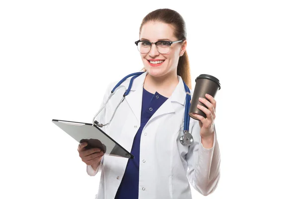 Dijital Tablet Kağıt Bardak Tutan Genç Kadın Doktor — Stok fotoğraf