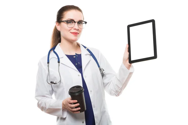 Νεαρή Γυναίκα Γιατρό Που Κατέχουν Ψηφιακό Tablet Και Χαρτί Κύπελλο — Φωτογραφία Αρχείου