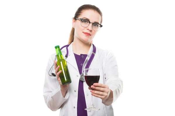 Νεαρή Γυναίκα Γιατρό Κρατώντας Μπουκάλι Της Μπύρας Και Ποτήρι Κόκκινο — Φωτογραφία Αρχείου