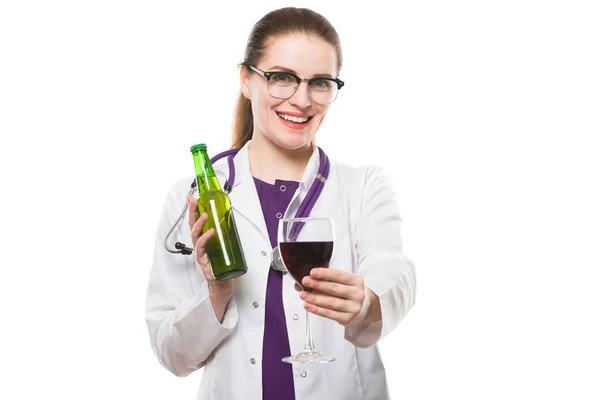 Νεαρή Γυναίκα Γιατρό Κρατώντας Μπουκάλι Της Μπύρας Και Ποτήρι Κόκκινο — Φωτογραφία Αρχείου