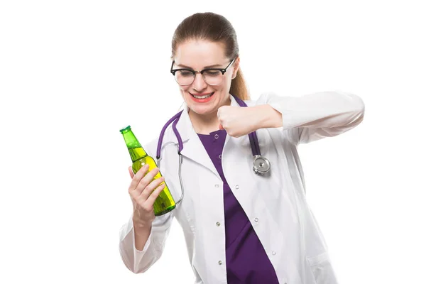 Νεαρή Γυναίκα Γιατρό Κρατώντας Μπουκάλι Της Μπύρας Που Απομονώνονται Λευκό — Φωτογραφία Αρχείου