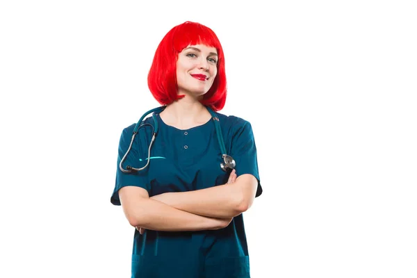 Fiatal Női Orvos Vörös Parókát Elszigetelt Fehér Background — Stock Fotó