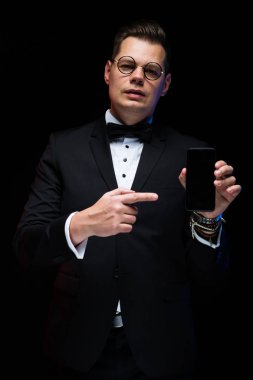 Modern smartphone tutan takım elbiseli genç yakışıklı adam 